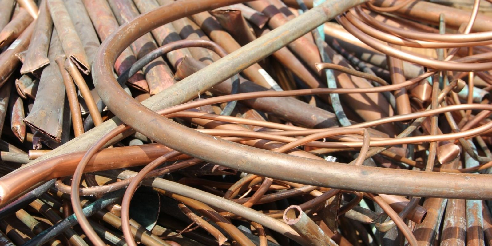 (Lưu ý: Đây chỉ là bảng giá tham khảo, giá thực tế có thể thay đổi tùy thuộc vào các yếu tố đã nêu ở trên. Để biết giá chính xác nhất, vui lòng liên hệ trực tiếp với các đơn vị thu mua phế liệu Dĩ An uy tín.)